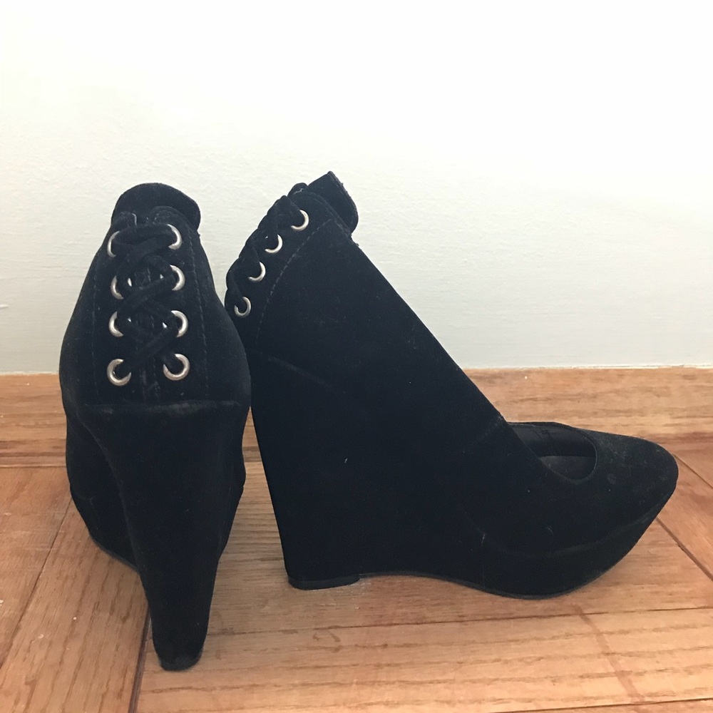 Black wedges